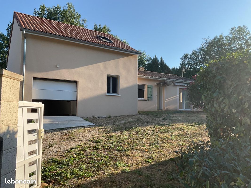 Maison 6 pièces 117 m² · à Génis · 117 m² · 160 000 €
