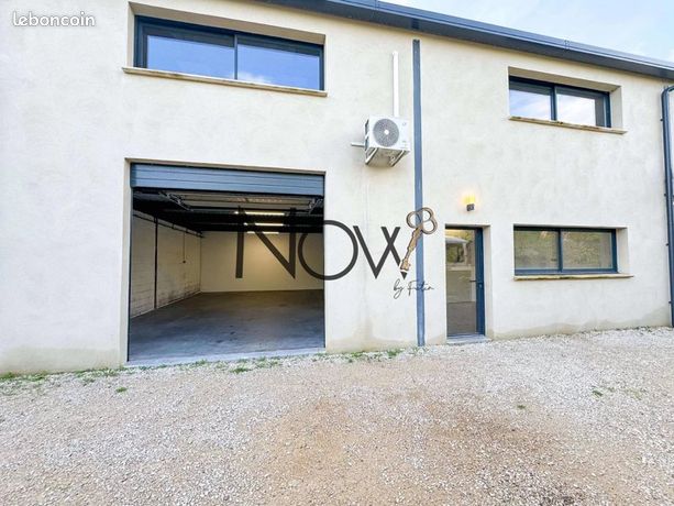 Local de 125m2 avec portes sectionnelle et places de parking