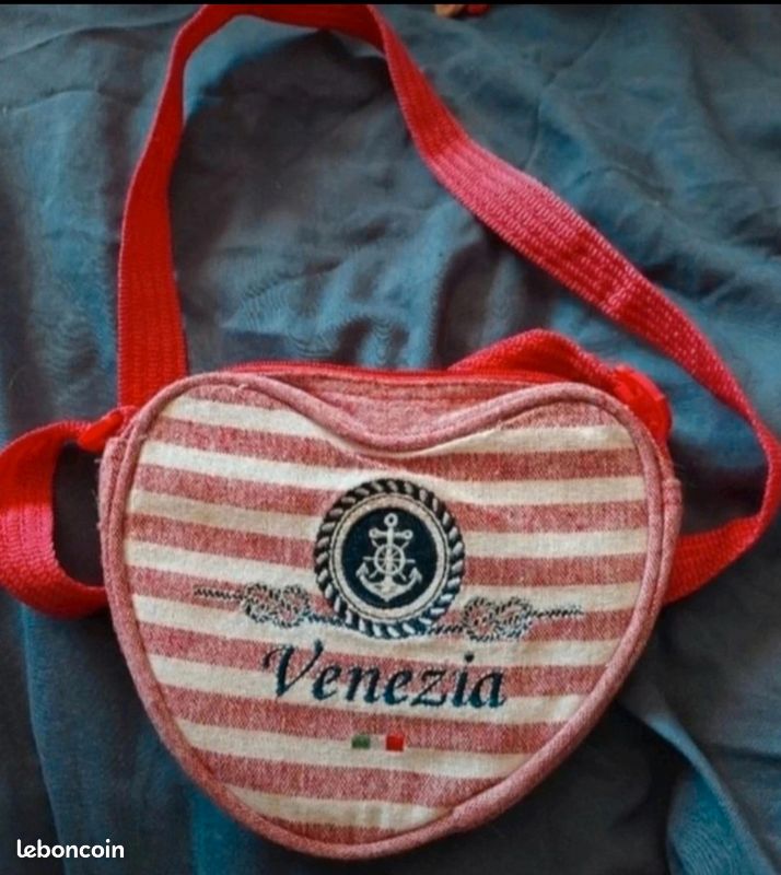 Petit sac Venezia rayé rouge et blanc – forme cœur (image 1)