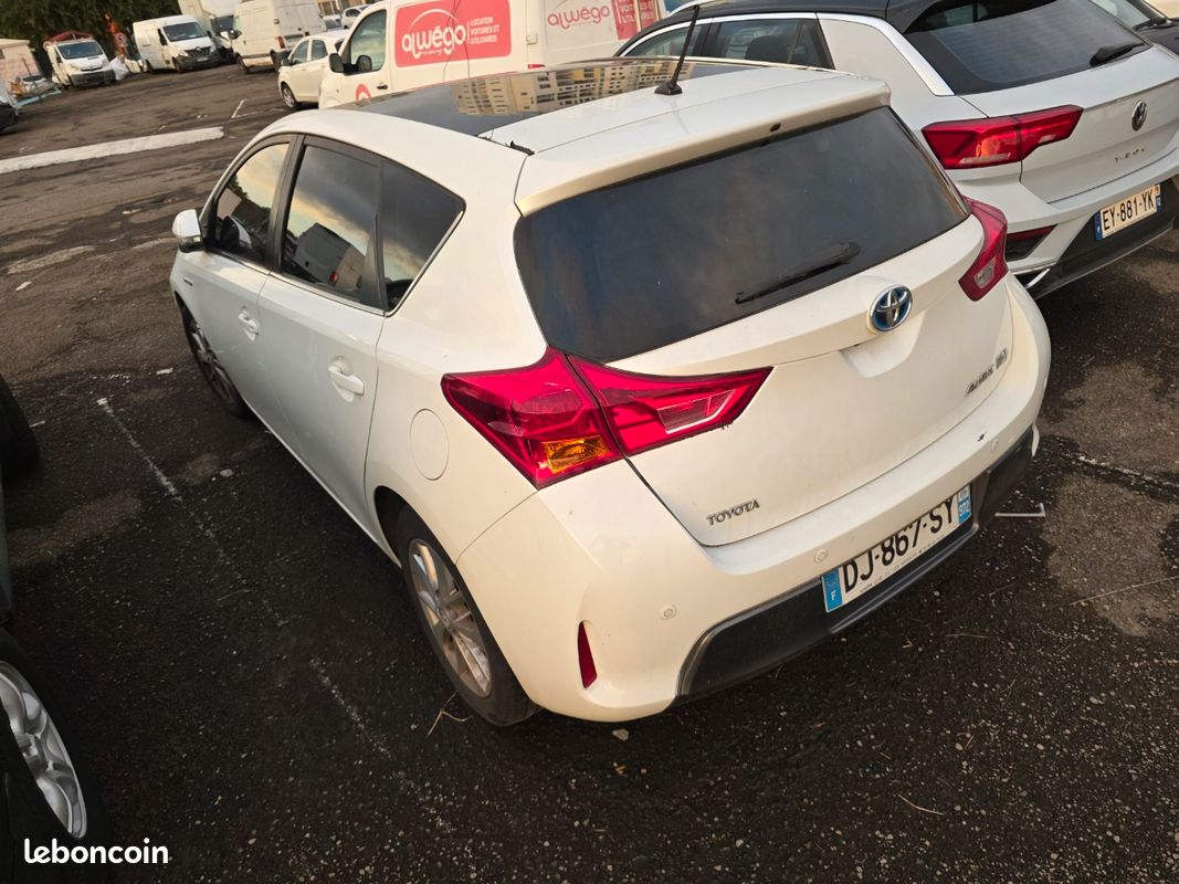 Bonjour je vend Toyota auris hybride essence année 2015. Centralisée à distance vitre électrique rétroviseur électrique Radars de recul avant et arrière batterie hybride neuve facture à la pu (image 4)