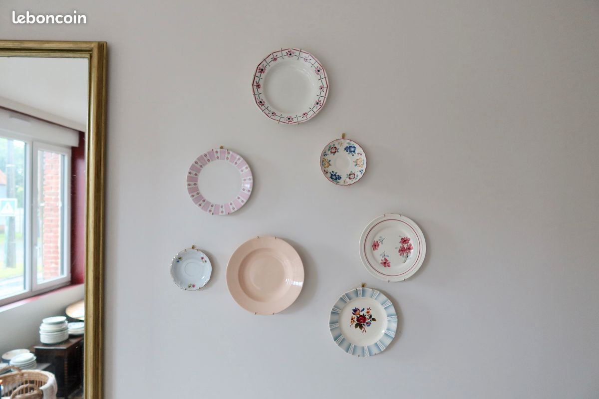 Composition murale d'assiettes anciennes - Faïence rose (image 2)