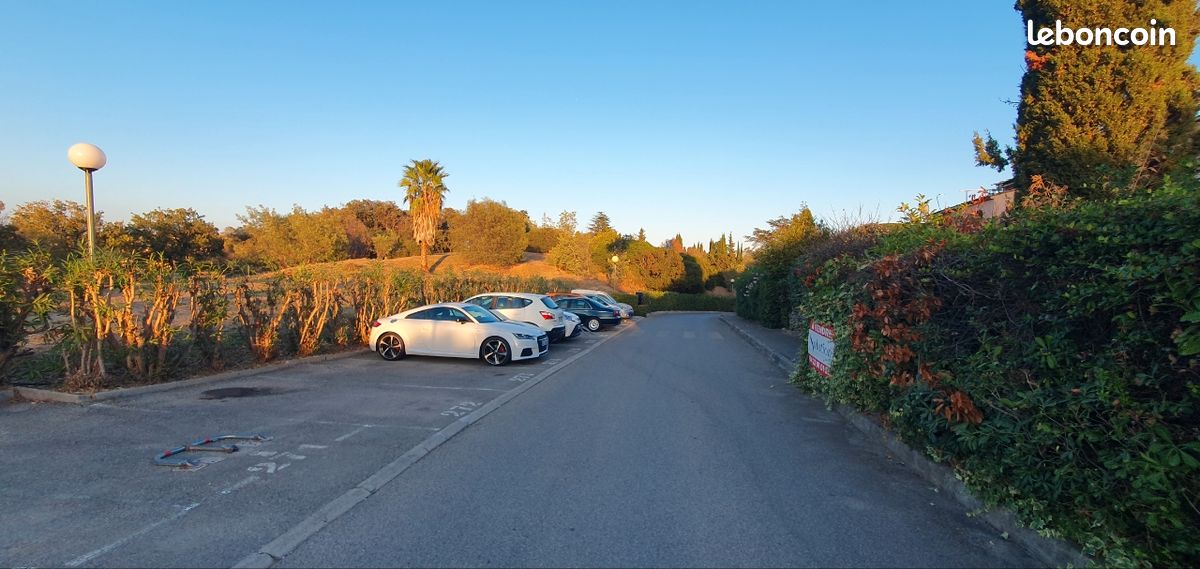 Loue parking · à Vallauris · 90 €/mois