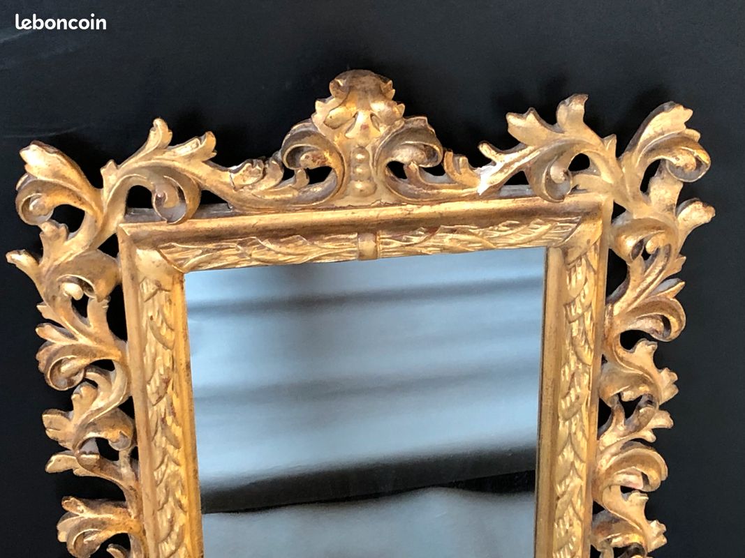 Ancien miroir doré à motifs de volutes , rinceaux feuillagés . Fronton en feuille d'acanthe. Belle impression de légèreté due à l'ajouré sur les quatre côtés . Miroir non d'origine . Italie du sud, (image 2)