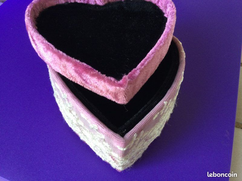 À vendre très jolie boîte à bijoux en velours violet et dentelle (image 3)