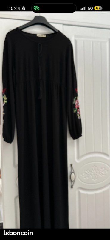 Robe noire avec manches fleuries (image 3)