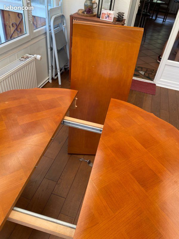 Table ronde en bois (image 3)