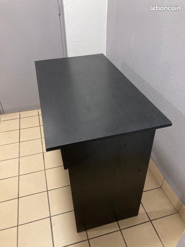 Bureau (image 1)