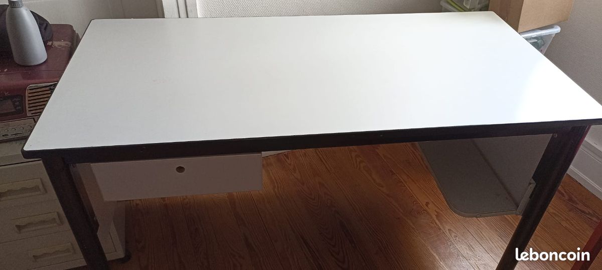 Bureau (image 1)