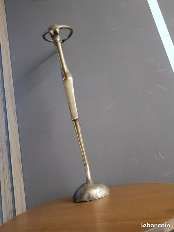 Superbe et grande sculpture en bronze représentant une danseuse de ballet en plein mouvement.
Danseuse Étoile Style Giacometti - 1,2kg
Danseuse Étoi (image 3)