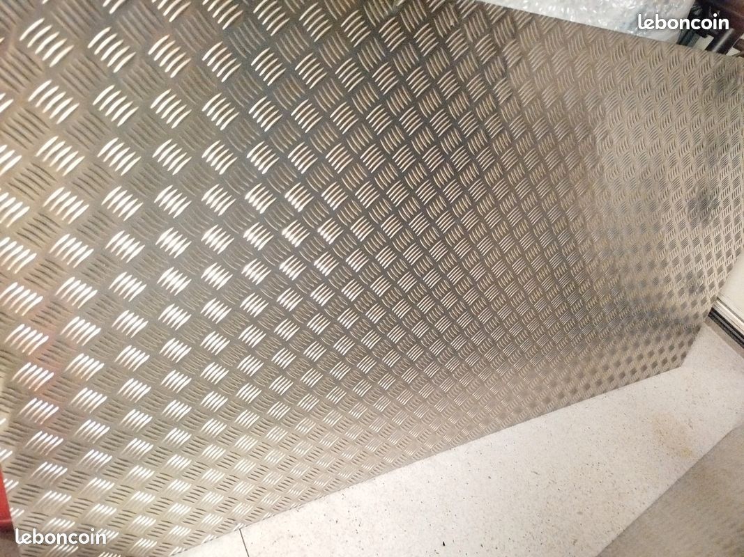 Le produit TOLE ALU DAMIER 1000 X 2000 X 3 avec Le Comptoir du Métal