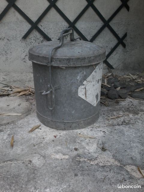 Ancienne poubelle pleine de charme, super, en poubelle de cuisine, compost ou lombriculture (image 1)