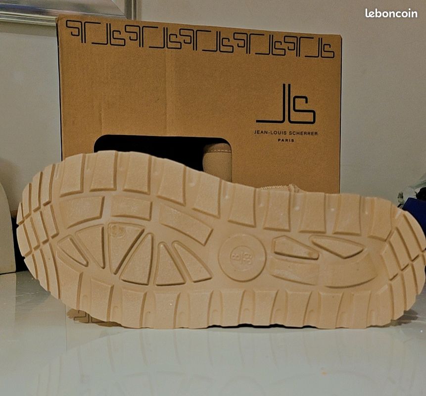 Bottes Jean-Louis Scherrer pointure 39 neuves 👢
Jamais portées, état impeccable.
Confortables et tendance, faciles à assortir avec toutes les tenues.
Parfaites pour l’automne/hiver (image 4)
