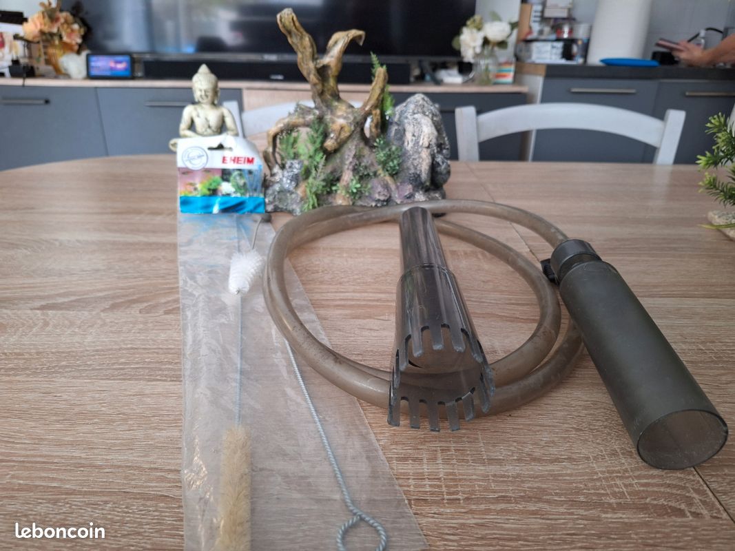Deux décoration pour aquarium plus aspirateur de fond d'aquarium et Deux goupillon de différentes tailles pour les tuyaux (image 1)