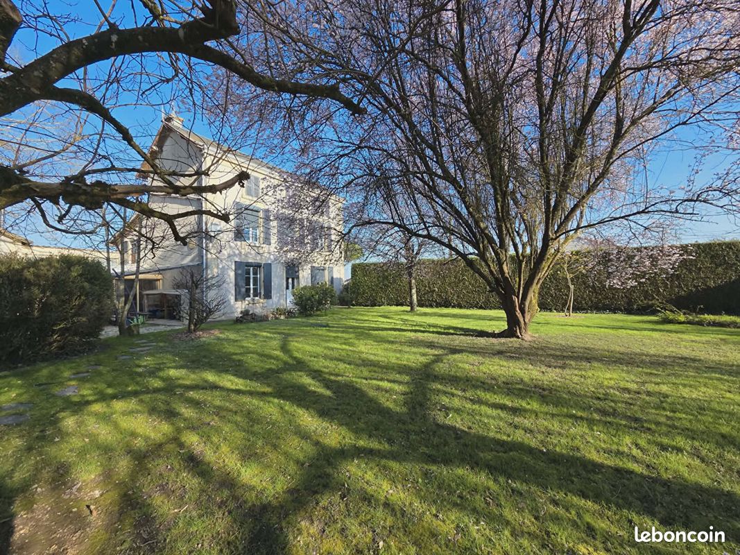 Maison 9 pièces 235 m² · à Saint-Maixent-l'École · 235 m² · 373 000 €