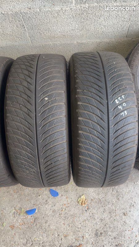 4 pneus 225/40/18 les pneus sont 4 saisson michelin presque neuf (image 2)