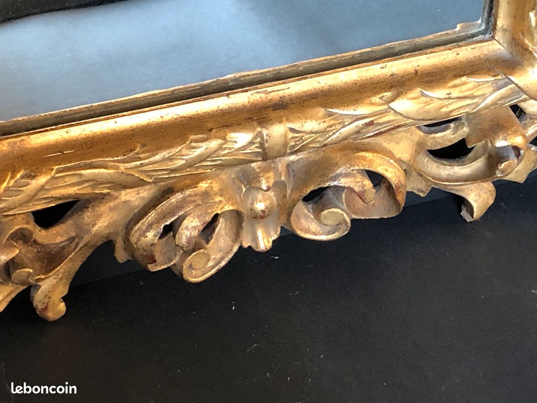 Ancien miroir doré à motifs de volutes , rinceaux feuillagés . Fronton en feuille d'acanthe. Belle impression de légèreté due à l'ajouré sur les quatre côtés . Miroir non d'origine . Italie du sud, (image 4)