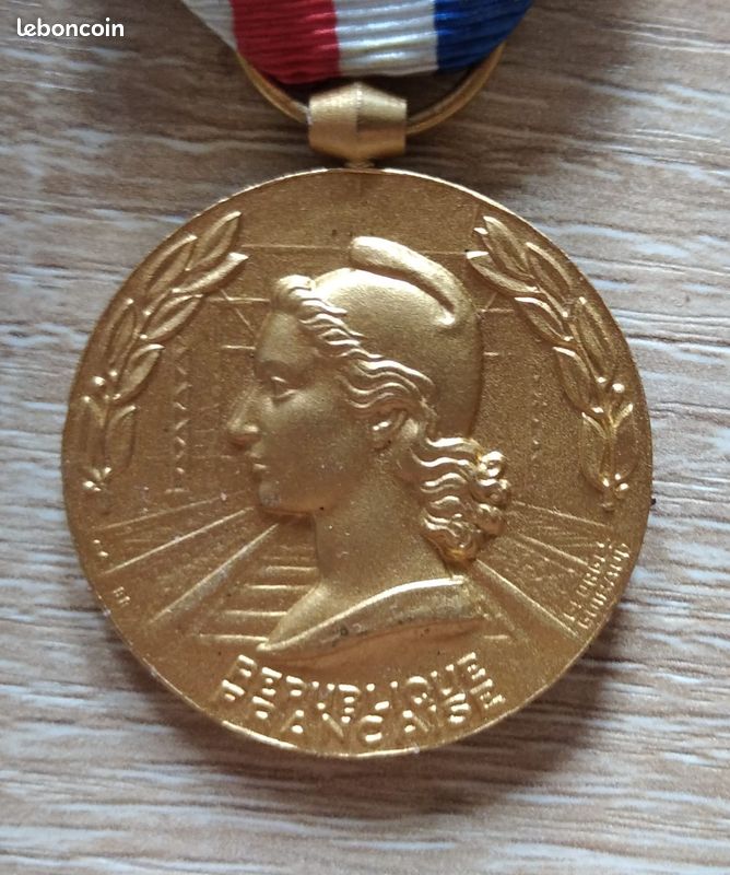 coins decorations médaille d'honneur du travail (décret de 1948). médaille de vermeil de soixentenaire. avec rosette