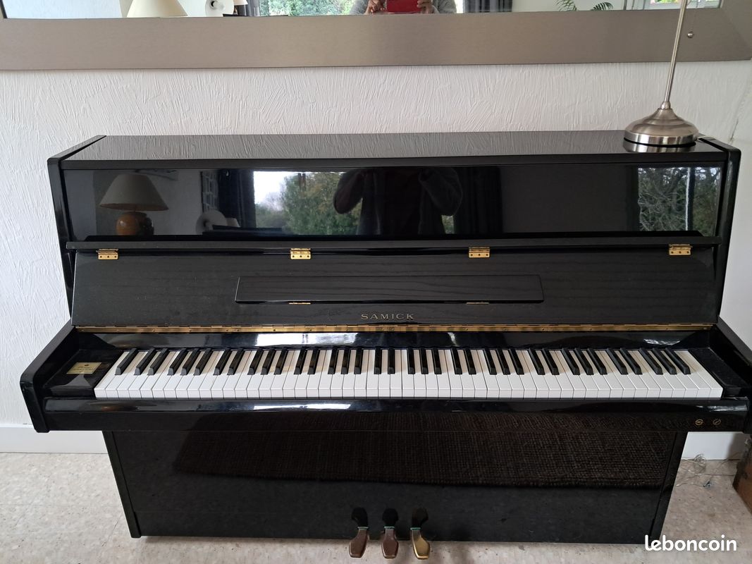 A vendre piano droit (image 1)