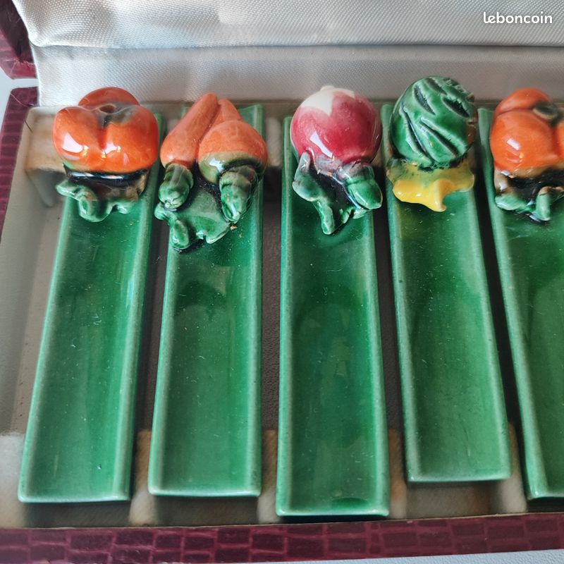Dessous de plat et bouteille, porte-couteau barbotine tressée vert émeraude