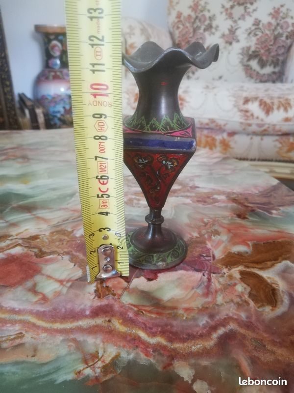 Petit vase soliflore en bronze/laiton gravé et émaillé polychrome – Artisanat oriental / Inde (image 3)