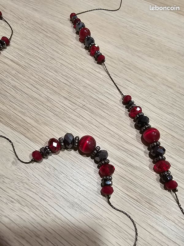 Sautoir rouge (image 2)