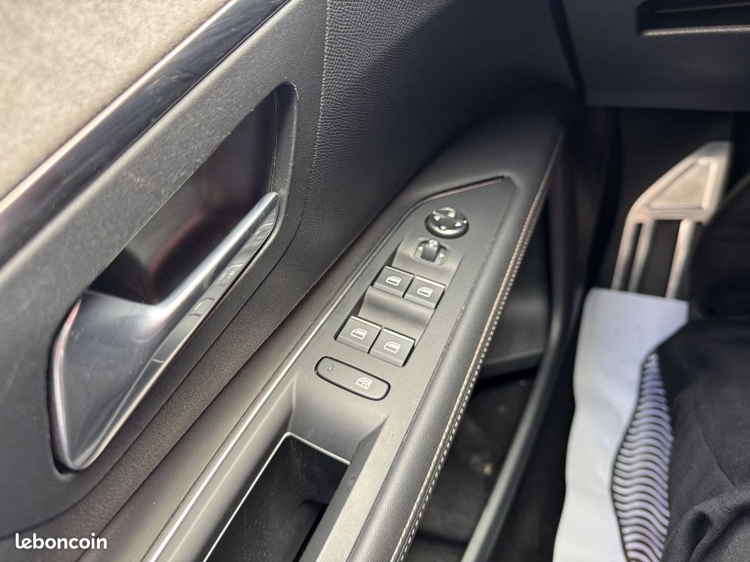 Peugeot 3008 HYBRID4 300CH GT E-EAT8 (image 23)