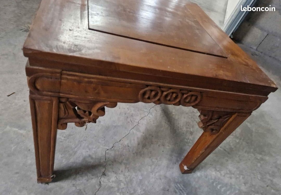 Table d'appoint sculptée (image 2)