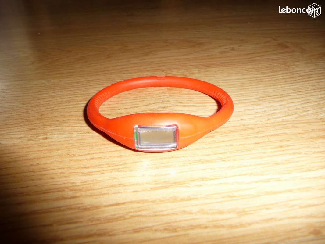 Montre sport très fine rouge - TRES BON ETAT (image 1)