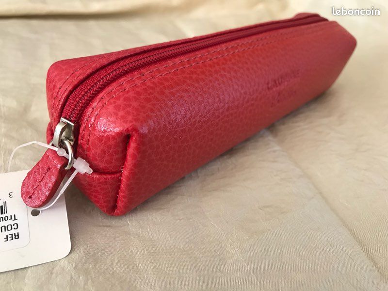 Trousse rouge laurige neuve en cuir (image 1)