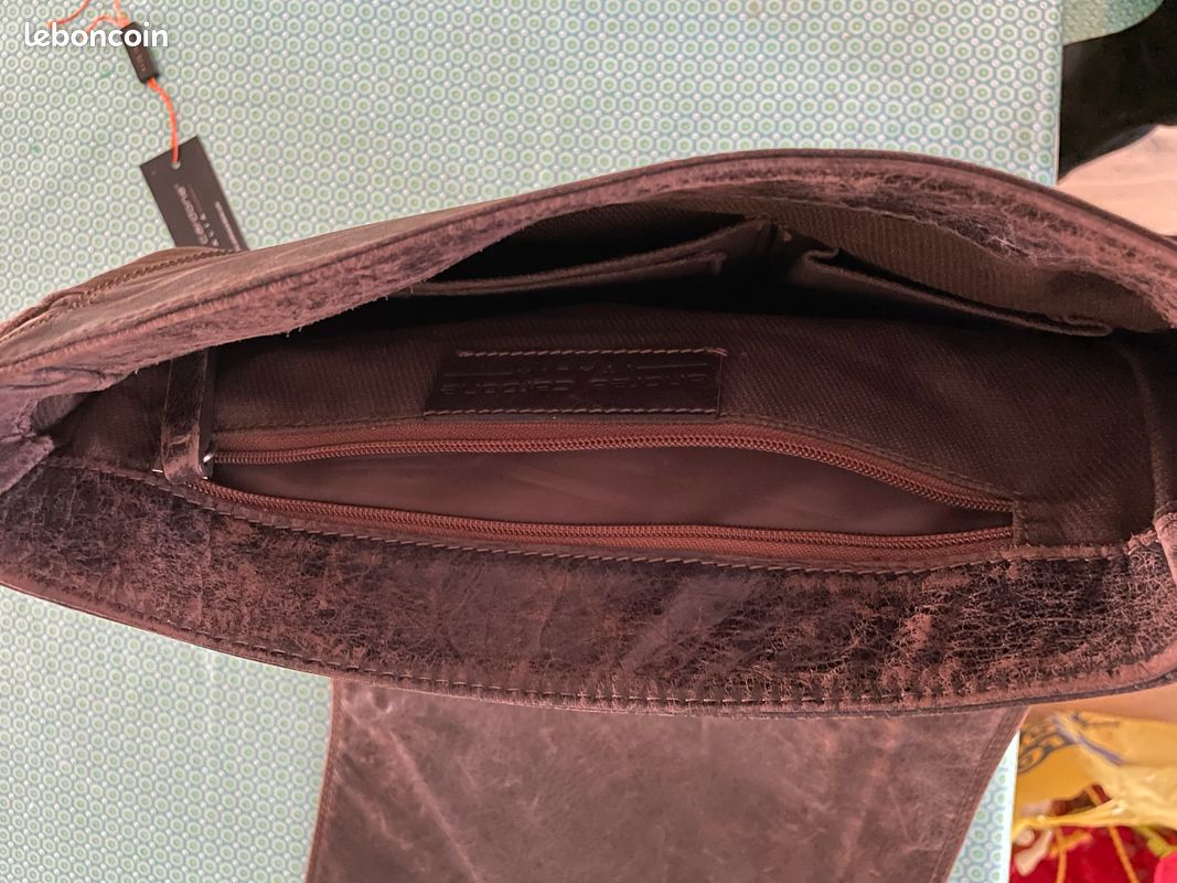 Sac bandoulière en cuir marque Andrea Cardone (image 3)