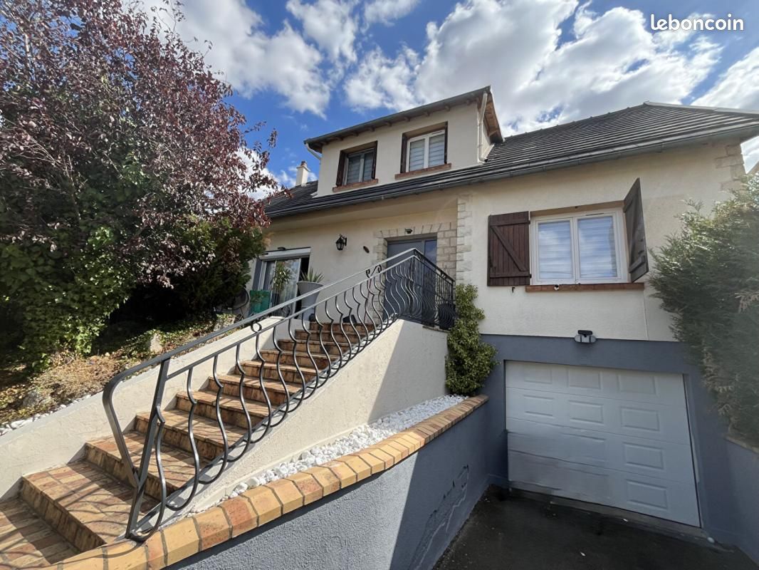 Maison 6 pièces 137 m² · à La Chapelle-Saint-Ursin · 137 m² · 240 500 €