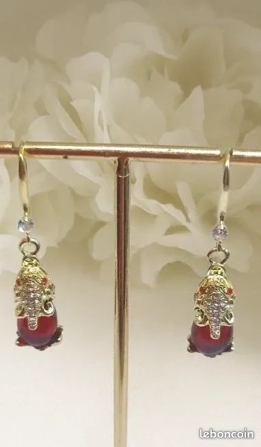 Ensemble Broche Et Boucles D'Oreilles Société Chapeau Rouge à Cristaux - Neuf Sans Emballage