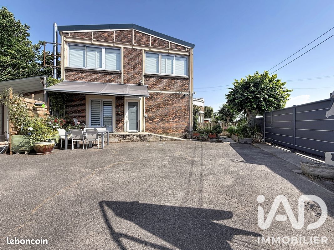 Immeuble 1015 m² · à Blandy · 1 015 m² · 825 000 €
