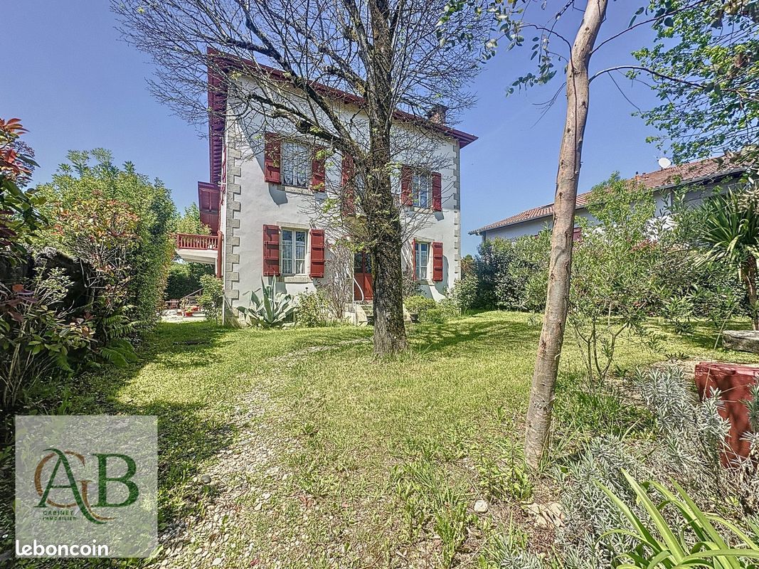 Maison 11 pièces 353 m² · à Ustaritz · 353 m² · 682 000 €