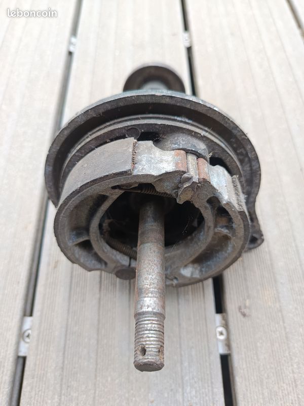 Flasque de frein arrière avec axe de roue honda 125 xls (image 2)