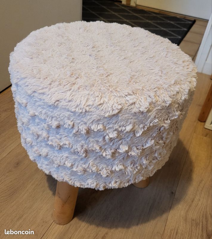 Tabouret bas rose (image 1)