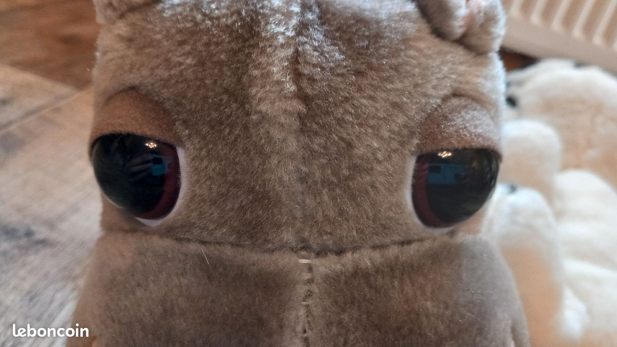 Lit 2 peluches à gros yeux chien et hippopotame (image 5)