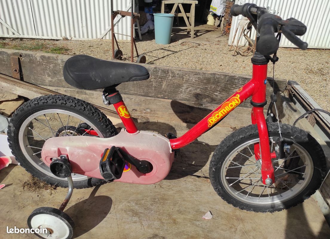Petit vélo décathlon rouge avec roulette enfant à ans Vélos