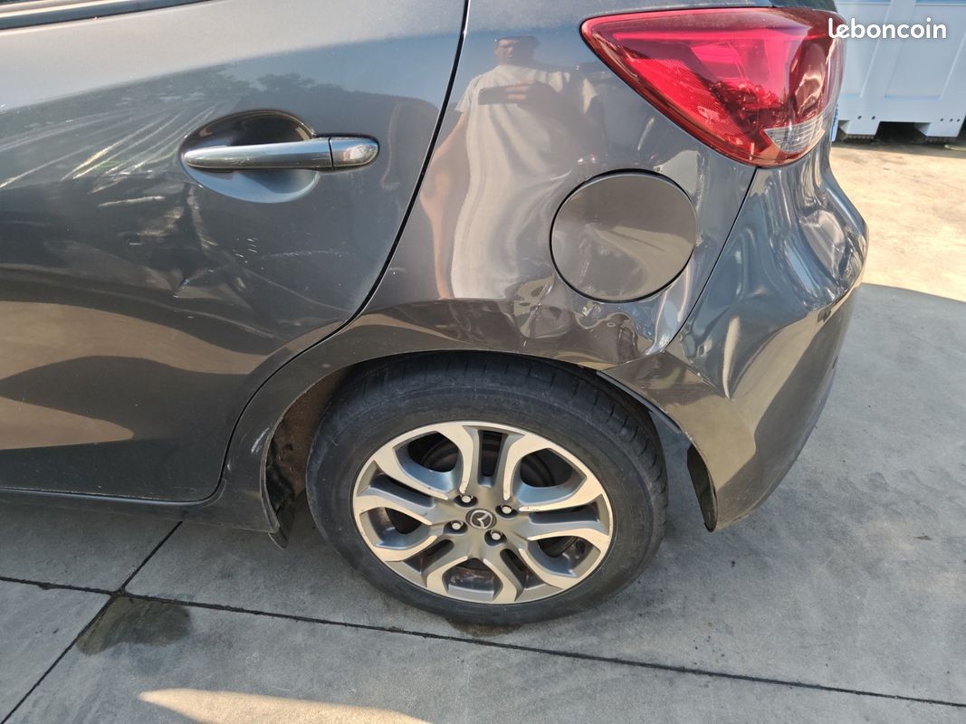 Mazda 2 1.5i accidentée (image 7)