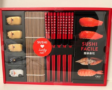 SUSHI LUCKY CAT. SUSHI FACILE. COFFRET AVEC 5 PAIRES DE BAGUETTES, 5  REPOSE-BAGUETTES, 1 NATTE ET 1 LIVRE DE RECETTES, First pas cher 