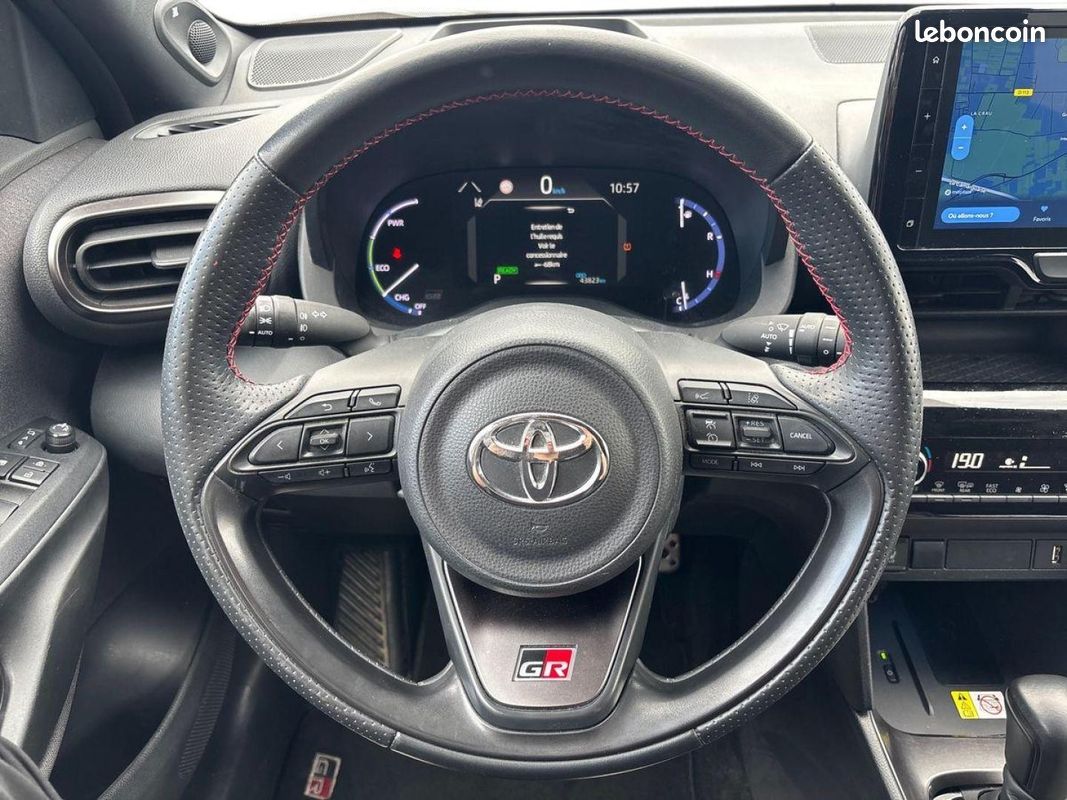 Toyota Yaris Cross 116h GR Sport MY22 (image 12)