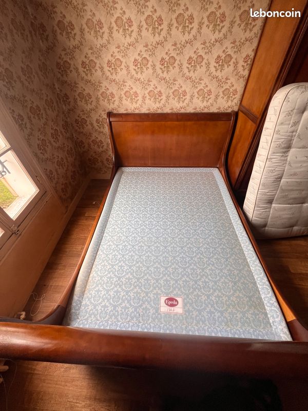 Lit en merisier et table de chevet (Lot) (image 5)
