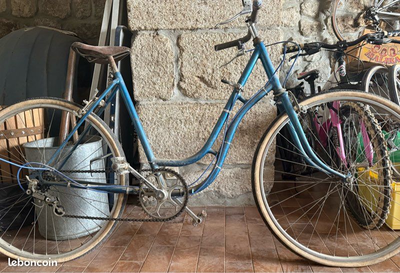 Vélo femme col de cygne ancien/vieux/vintage Vélos