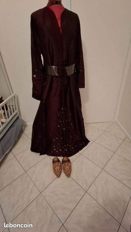 Caftan artisanal marocain avec chaussures (image 1)