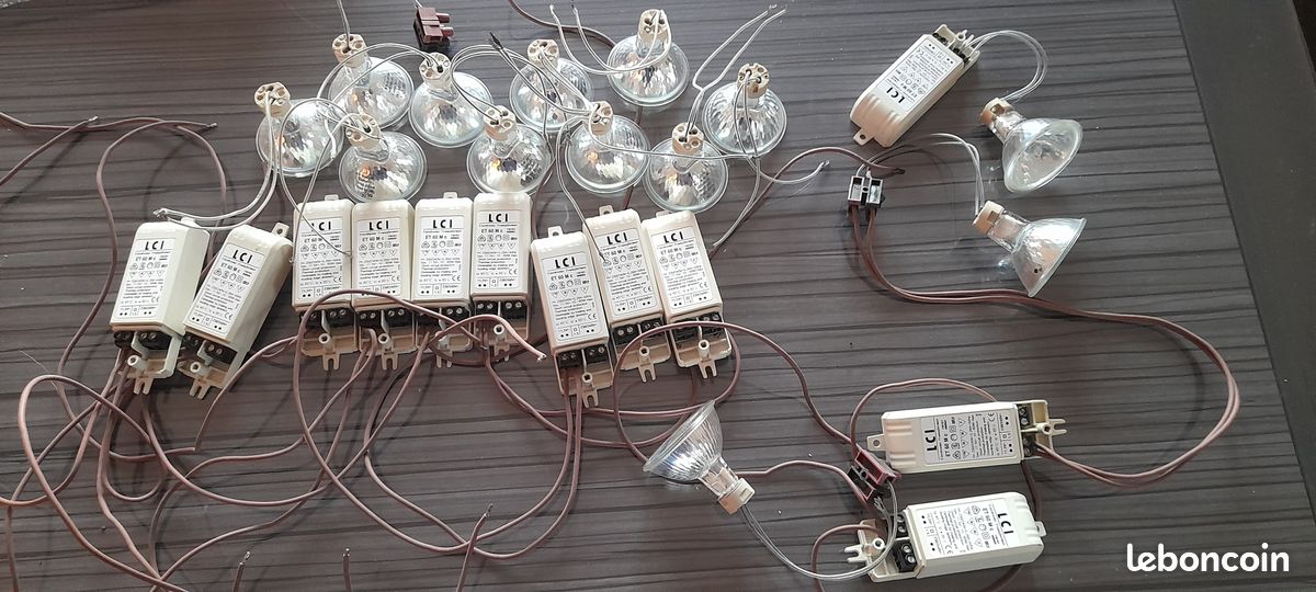 12 Transfos 220v en 12v avec douilles et spots (image 1)