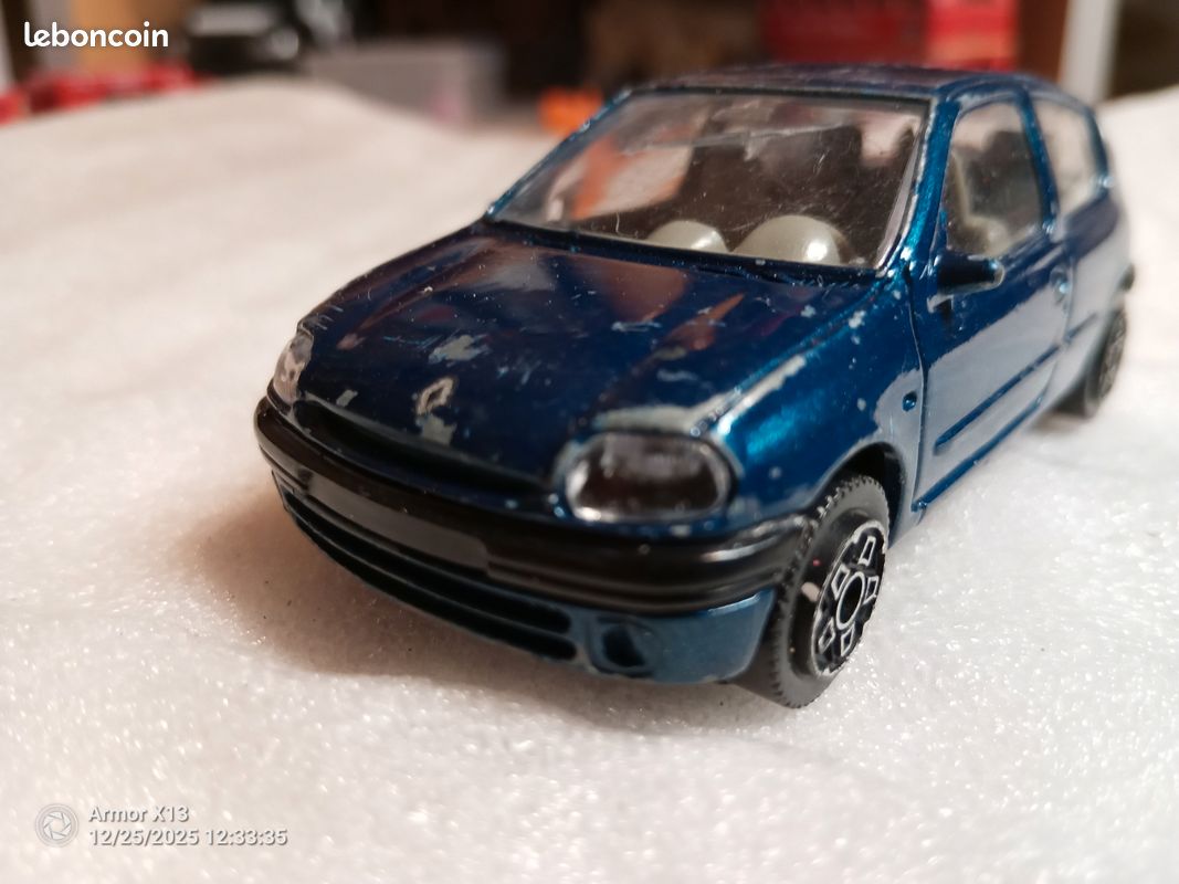 Miniature Renault Clio 2 II En Métal Bburago 1/43 – Modèle Vintage Doré – Très Bon état