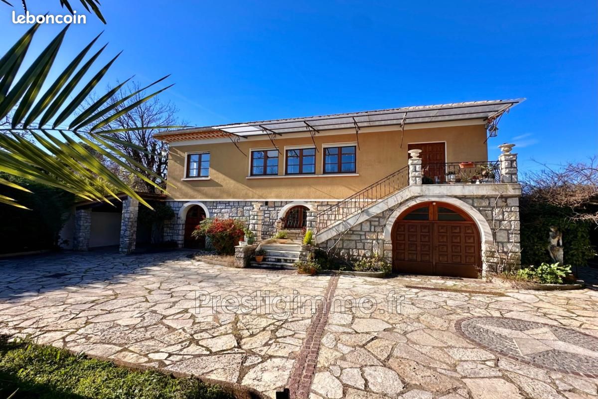 Maison 8 pièces 270 m² · à Roquefort-les-Pins · 270 m² · 840 000 €