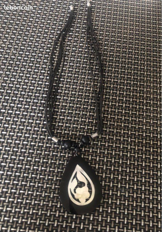 Collier pendentif noir et nacre (image 1)