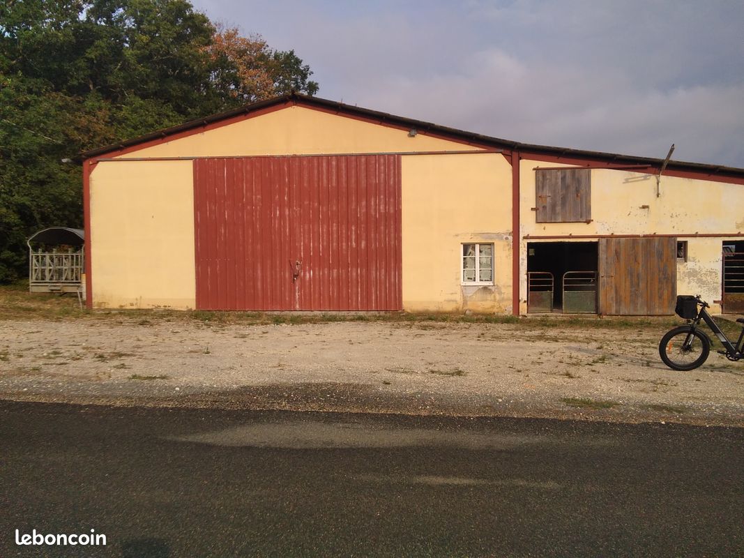 Hangar avec prairie · à Rouffignac · 178 000 €