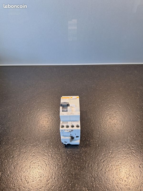 disjoncteur differentiel INSTANTANÉ 40 A, 300 MA merlin gerin 23171